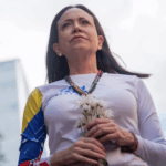 Нобель Тынчтык сыйлыгы Венесуэла оппозициясынын колунда: Мария Корина Мачадо эркиндик үчүн күрөштүн символу катары таанылган.