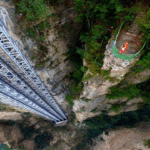 В Китае построили уникальный лифт в горах