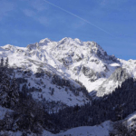 Восьмерых лыжников спасли после схода лавины в Альпах