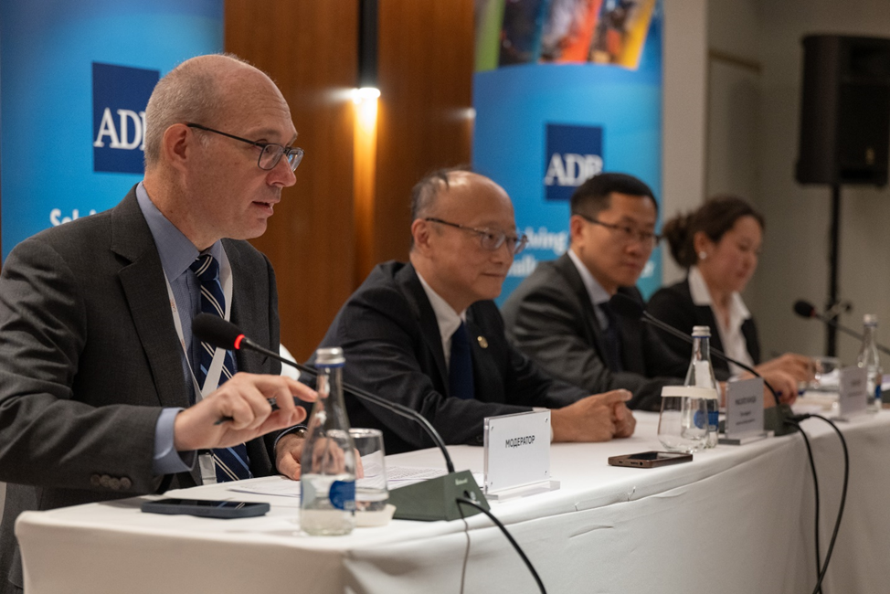 Помощь в $1млрд: почему АБР поддерживает экономику Кыргызстана — и какую выгоду он получает?