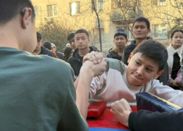 Определены победители Инклюзивной спартакиады по армрестлингу и пауэрлифтингу в Бишкеке