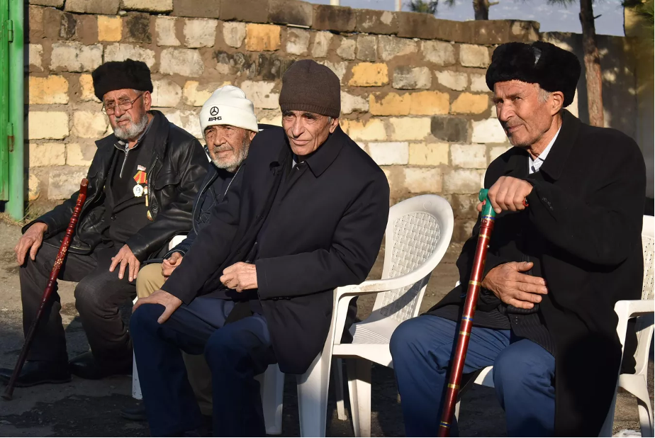 Военнослужащие 201-й российской военной базы поздравили ветеранов Великой Отечественной войны с Новым 2026 годом