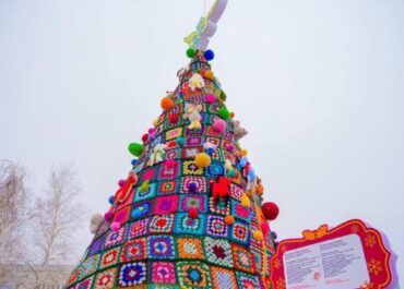 Новая жизнь традиций: В Астане появилась вязаная экоёлка в стиле құрақ-көрпе