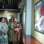 Тәжікстан Ұлттық мұражайында «Түстер әлеміндегі әйел-ананың сәулесі» атты көрме өтуде.