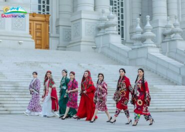 Традиция и современность: в Душанбе проходит акция по популяризации таджикской национальной одежды