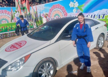 Гуштингири в Дангаре: Мадина Курбонзода и Абубакр Шеров взяли главный приз в традиционном турнире к Наврузу