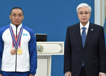 Токаев наградил паралимпийца Ербола Хамитова орденом «Барыс» III степени