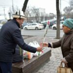 Бішкек көшелеріне әкім орынбасарлары мен аудан әкімдері әйелдерді құттықтау үшін шықты