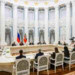 Әйел соғыс тілшілері Путинге майдан шебінен келген белгіше мен түсірілім кезіндегі петарда сыйлады.