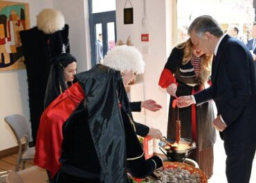 Президент ознакомился с деятельностью павильона национальных культурных центров в Ташкенте