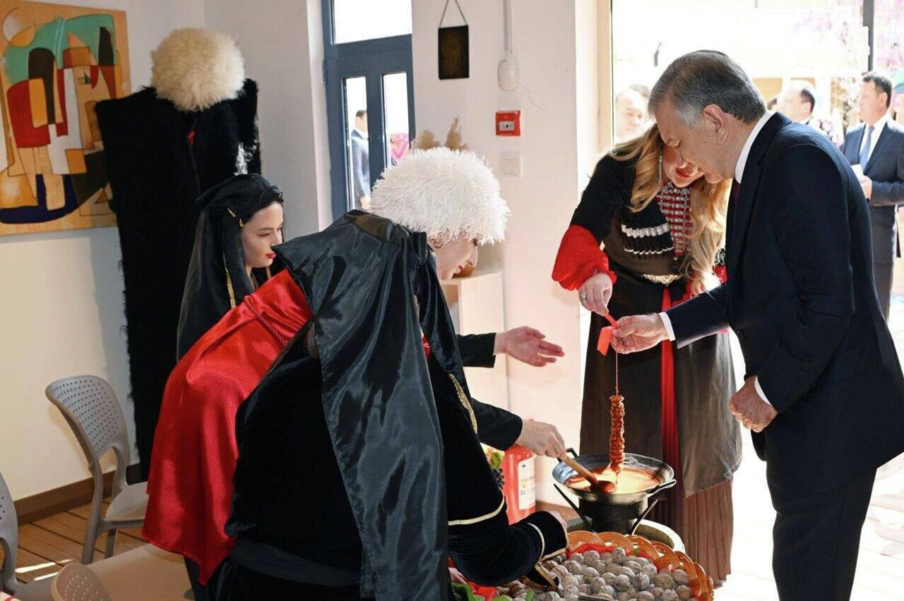 Президент ознакомился с деятельностью павильона национальных культурных центров в Ташкенте