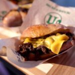 В Филадельфии установлен рекорд самой длинной линии из чизстейков