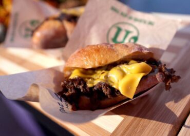 Филадельфия чизстейктің ең ұзын желісі бойынша рекорд орнатты