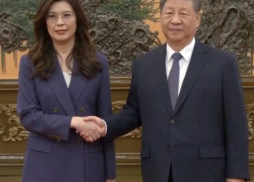 Си Цзиньпин Тайваньның оппозициялық Гоминьдан партиясының жетекшісі Чжэн Ливэньмен кездесті.