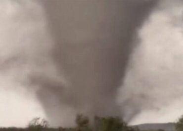 Торнадо в Оклахоме: разрушены жилые дома, пострадала авиабаза