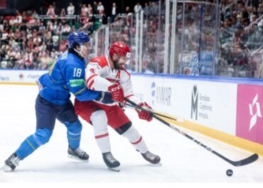 Сборная Казахстана по хоккею одержала третью победу подряд на чемпионате мира