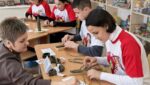 Волонтёры Белой Калитвы плетут бойцам СВО браслеты-носилки