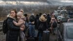 Срочная эвакуация на востоке Украины вызывает тревогу и споры среди жителей