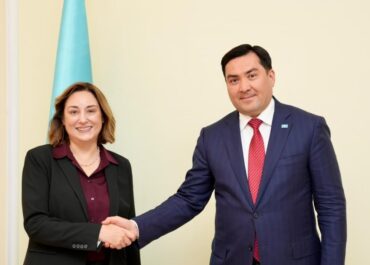 Вазири энергетикаи Қазоқистон бо сафири ИМА амнияти минтақавиро баррасӣ намуд