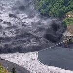 В Непале мощный поток воды и грязи разрушил десятки домов и мостов