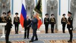 Владимир Путин вручил знамя Федеральной таможенной службе России